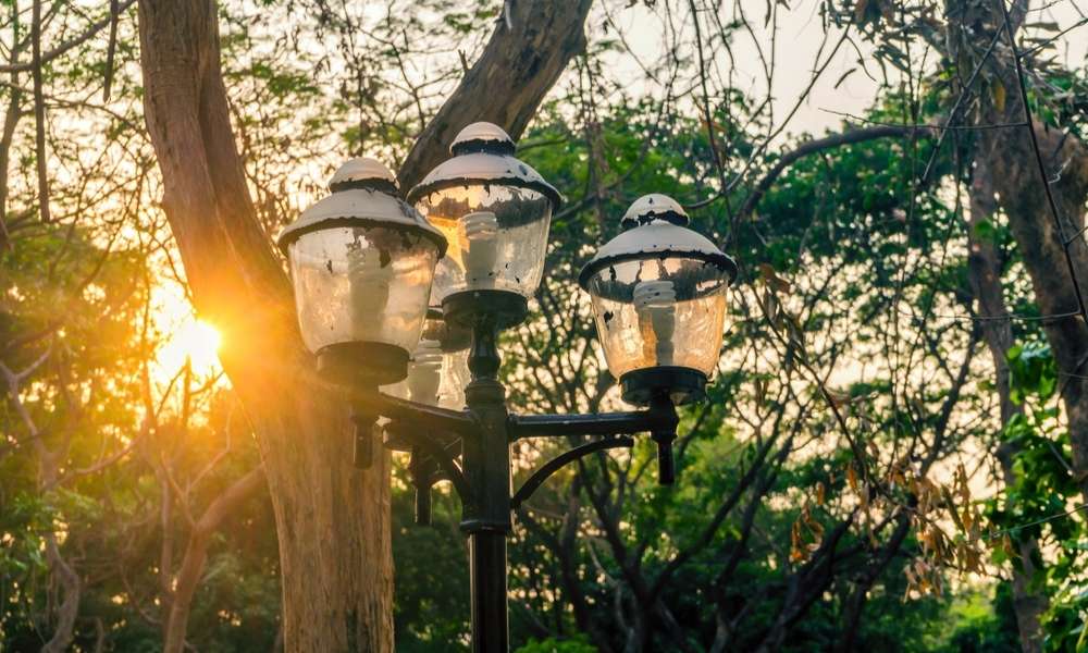 How to Change Light Bulb in Outdoor Lamp Post
