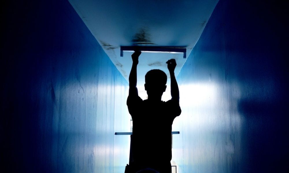 How to remove a fluorescent light fixture
