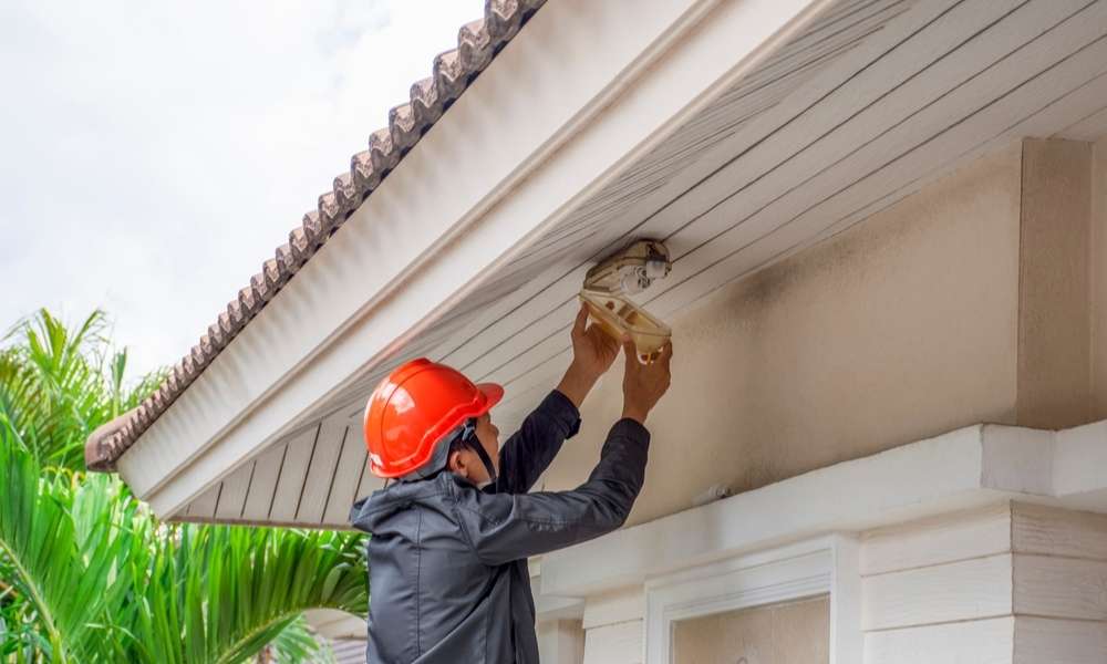 How to Change Outdoor Light Bulb