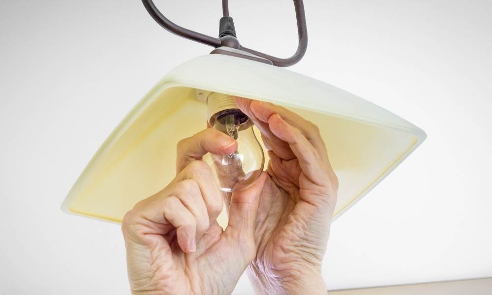 The kind of bulb should be installed