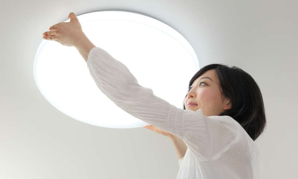 How to Remove Ceiling Light Cover With Clips
