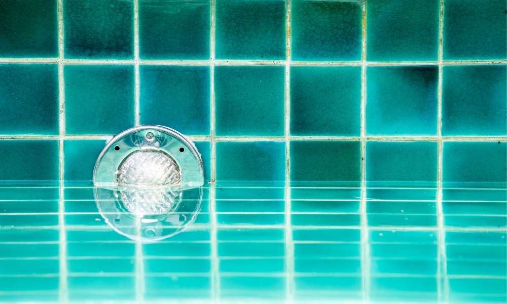 The Way a Pool Light Bulb is Changed