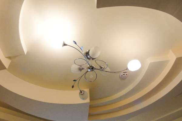 Understanding the Challenge of a Lightless Ceiling