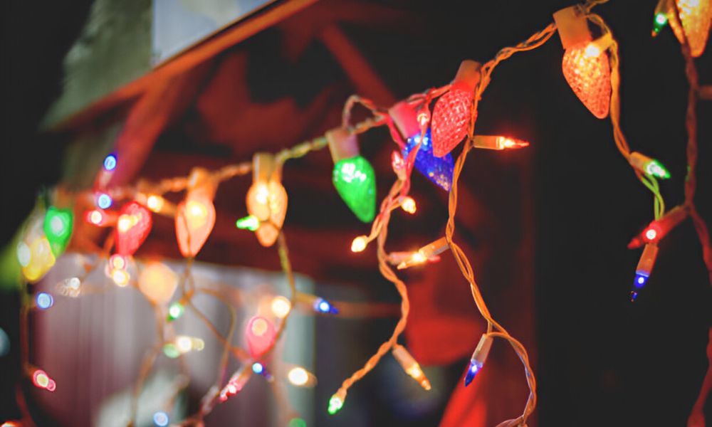 How To Hang Christmas Lights On Roof Without Gutters