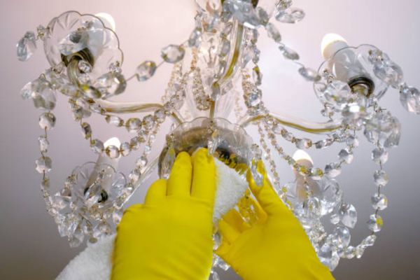 How to Clean a Crystal Chandelier With Alcohol