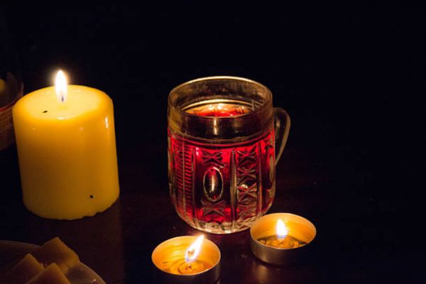 Safety Tips When Using Bright Candles Indoors