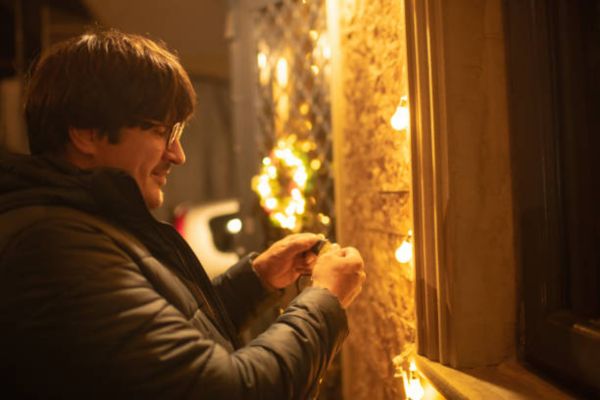 Step-By-Step Guide On How To Plug In Outdoor Xmas Lights